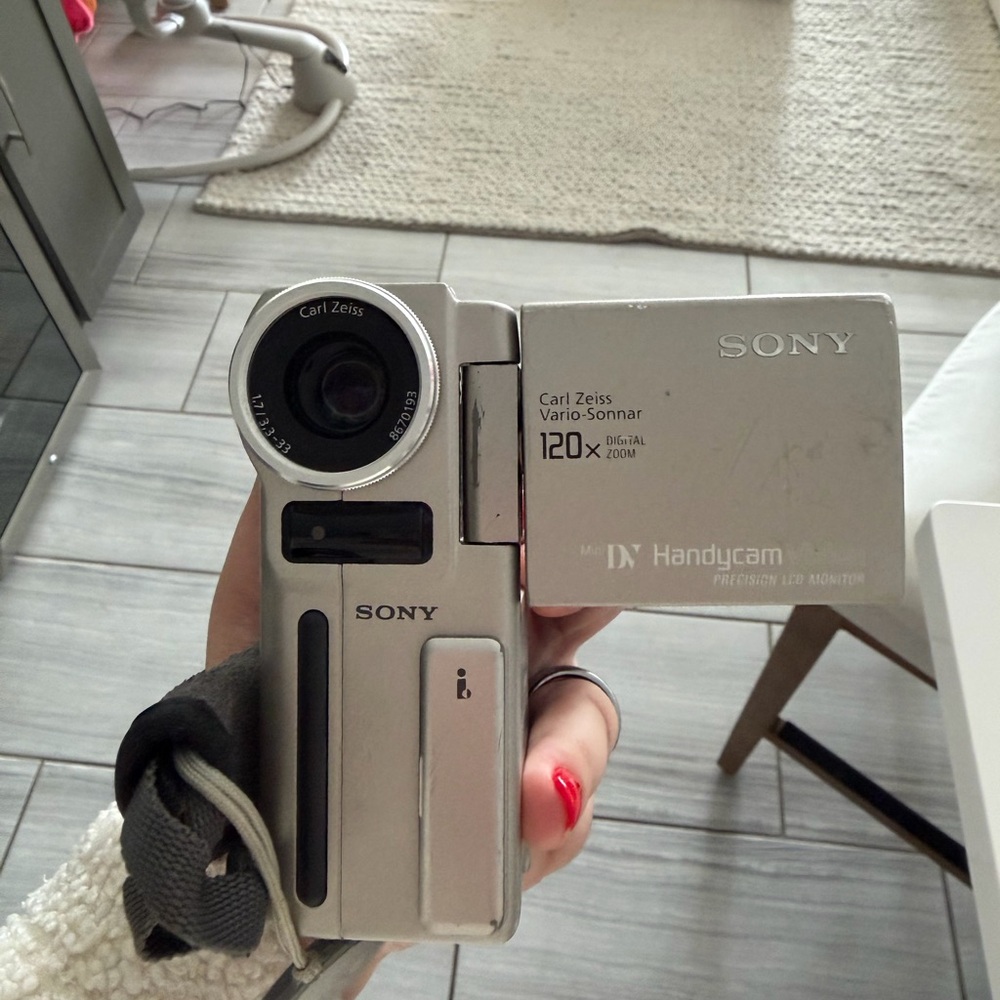 Carl Zeiss Sony Handycam Digital Camcorder with No Battery No Charger